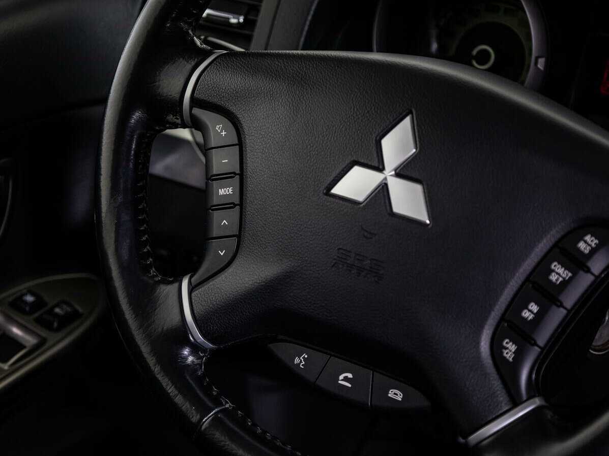 Mitsubishi Pajero, 2017 Фото №19