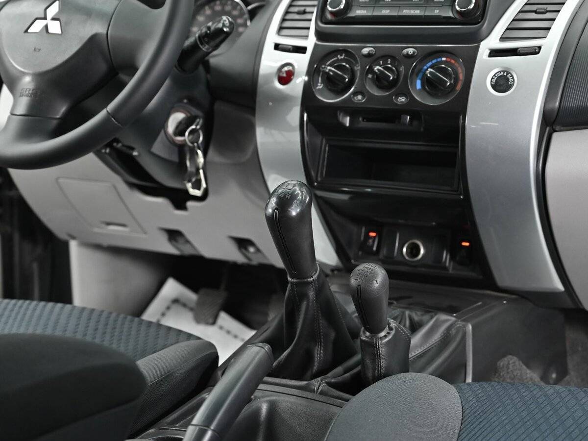 Mitsubishi Pajero Sport, 2014 Фото №11